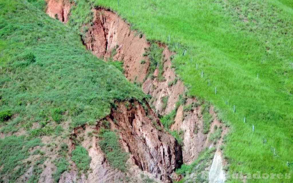 La erosión glaciar se refiere al proceso de desgaste y transporte de materiales sedimentarios en áreas glaciares