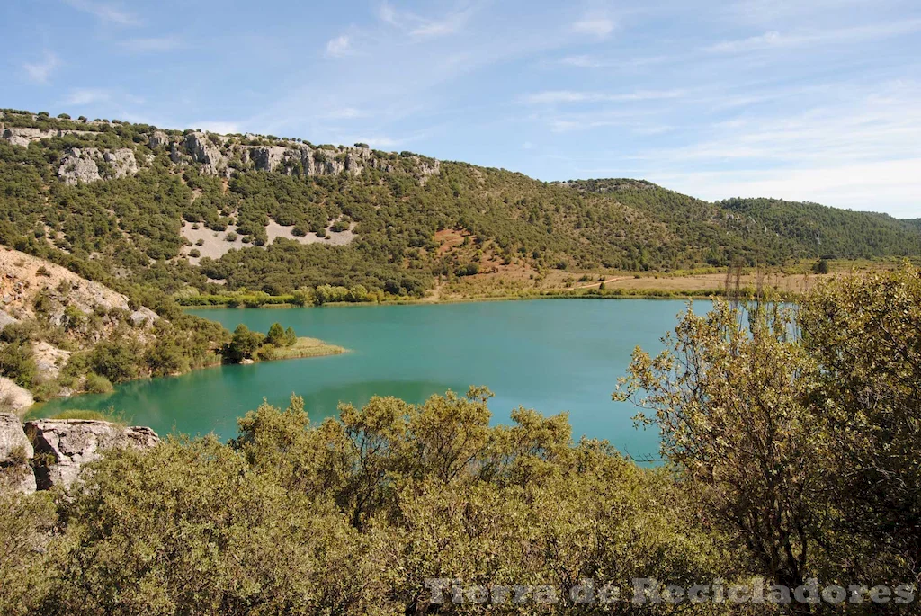 Una laguna es un cuerpo de agua dulce que se comunica con el mar por un estrecho canal