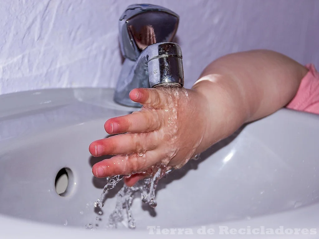 Ahorra agua mientras esperas a que se caliente