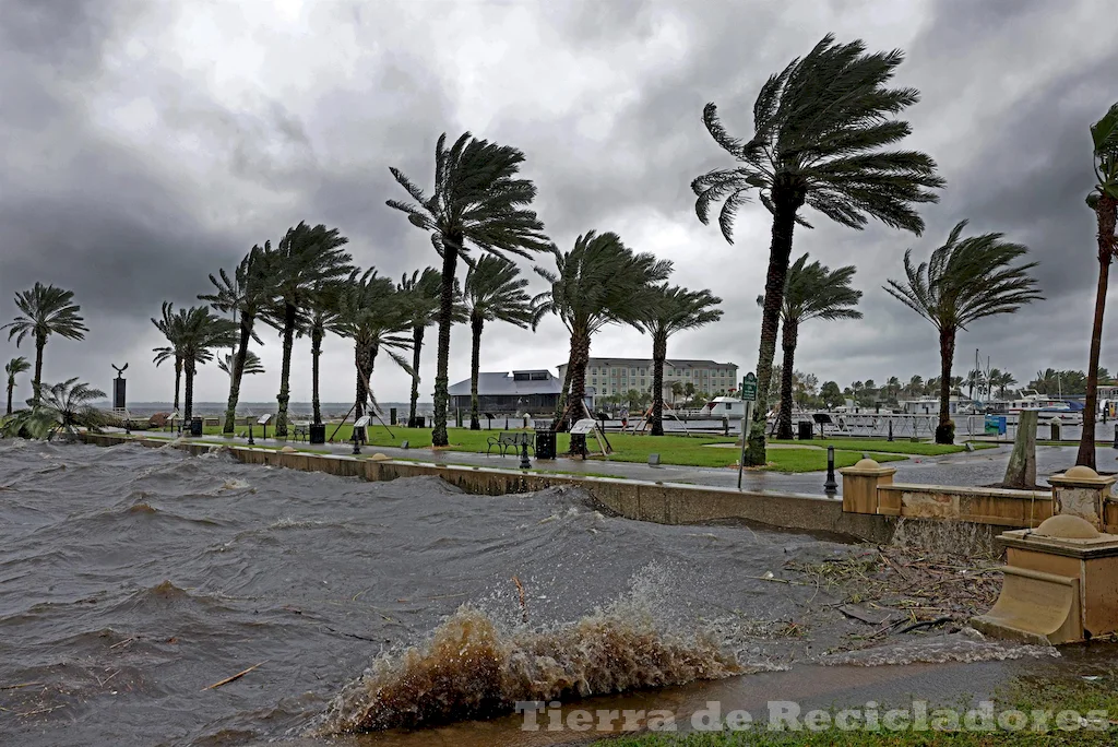 Inundaciones, viento y tsunami devastadores en zonas costeras